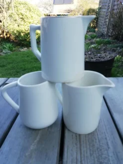 Lot de pichets blancs en porcelaine