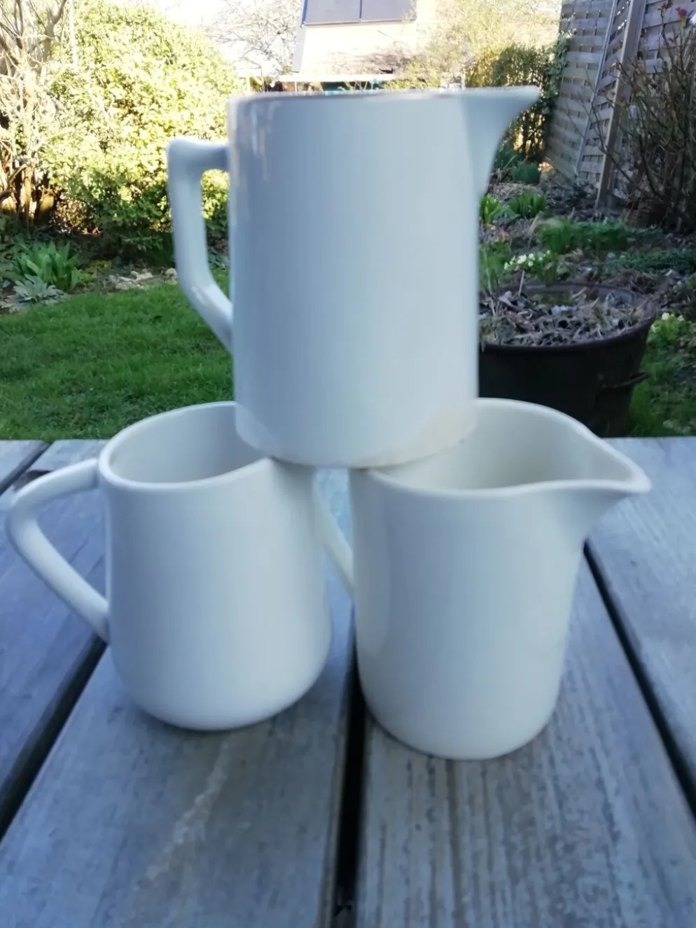 Lot de pichets blancs en porcelaine