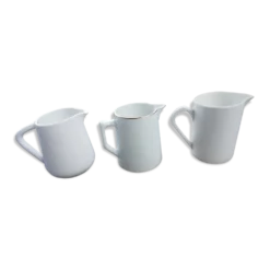 Lot de pichets blancs en porcelaine