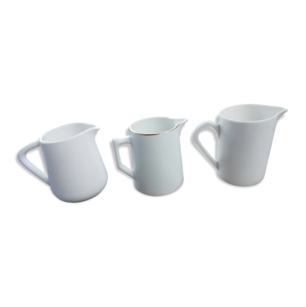 Lot de pichets blancs en porcelaine