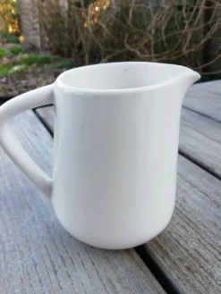 Lot de pichets blancs en porcelaine