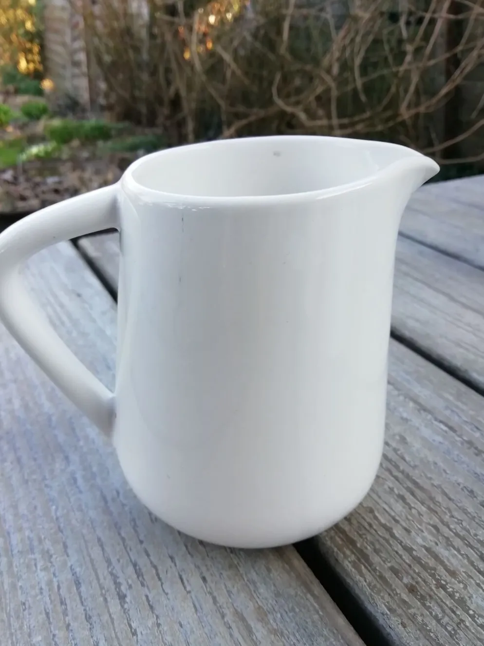 Lot de pichets blancs en porcelaine