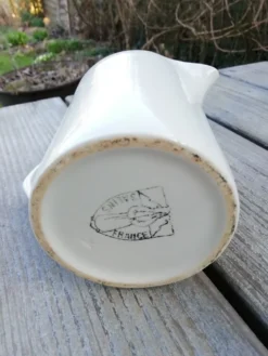 Lot de pichets blancs en porcelaine