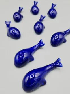 Lot de 6 porte couteaux baleines en porcelaine bleue vintage