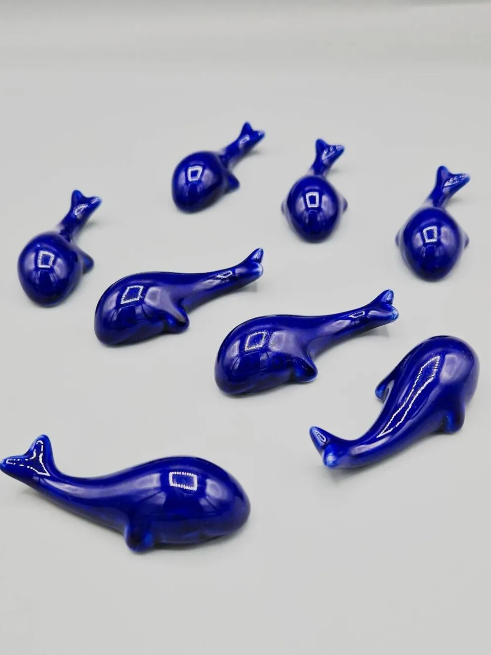 Lot de 6 porte couteaux baleines en porcelaine bleue vintage
