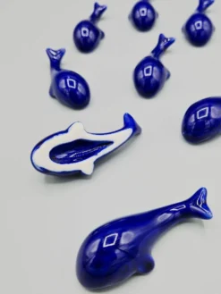 Lot de 6 porte couteaux baleines en porcelaine bleue vintage