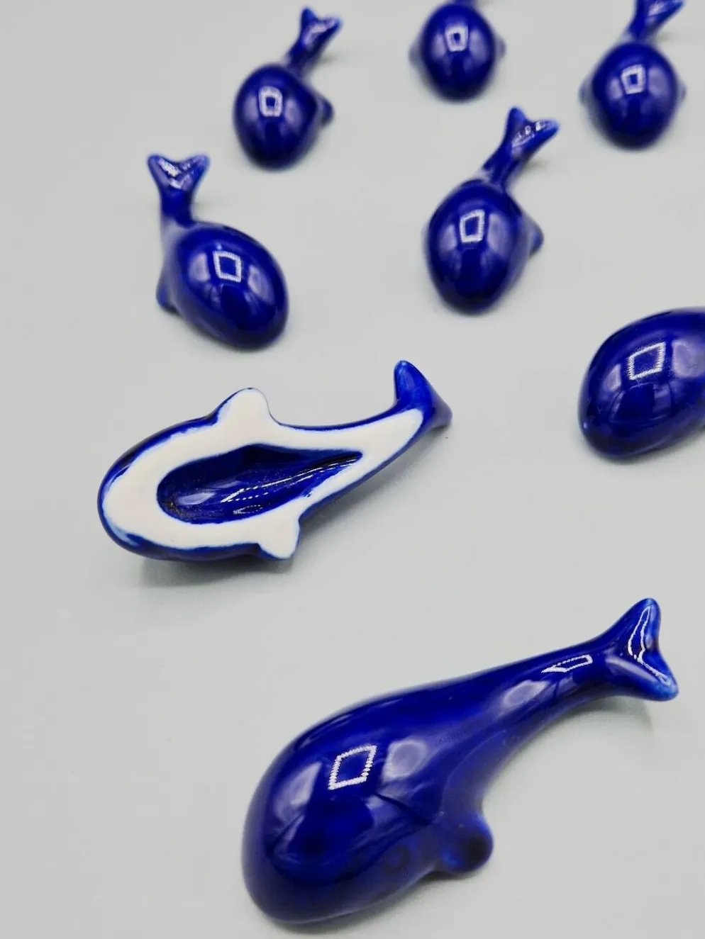 Lot de 6 porte couteaux baleines en porcelaine bleue vintage