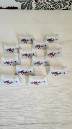 Lot de 12 porte couteaux en porcelaine à fleurs