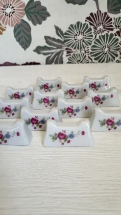 Lot de 12 porte couteaux en porcelaine à fleurs