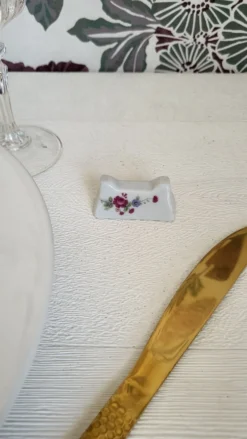 Lot de 12 porte couteaux en porcelaine à fleurs