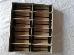 Lot de 12 porte-couteaux noirs en fer forgé torsadé années 50