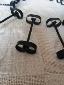 Lot de 12 porte-couteaux noirs en fer forgé torsadé années 50