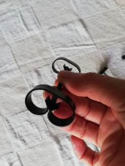 Lot de 12 porte-couteaux noirs en fer forgé torsadé années 50