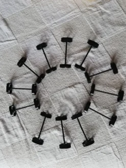 Lot de 12 porte-couteaux noirs en fer forgé torsadé années 50