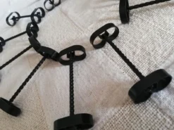 Lot de 12 porte-couteaux noirs en fer forgé torsadé années 50