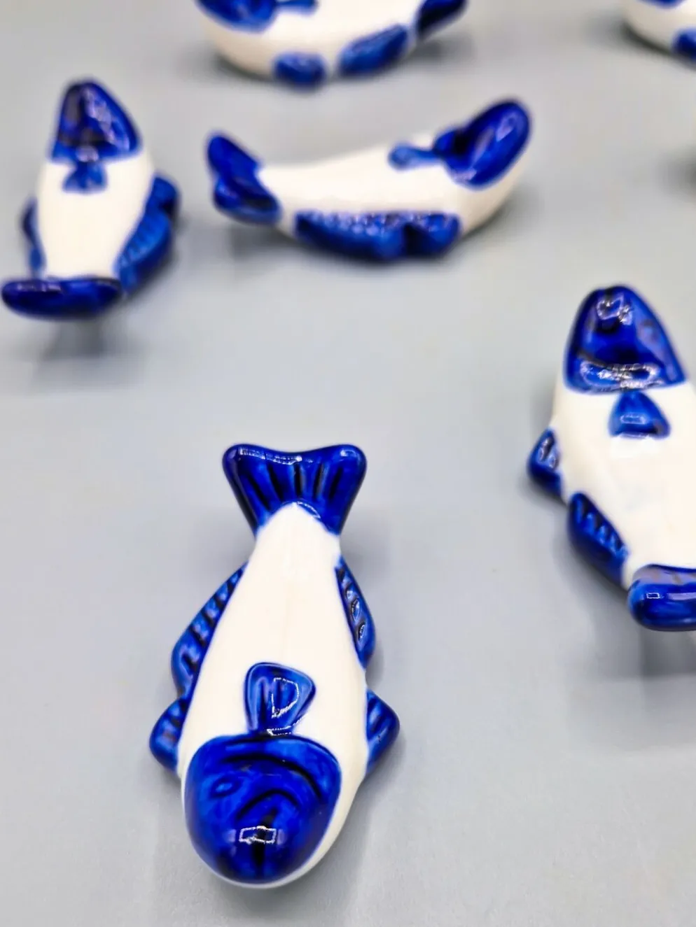 Lot de 11 porte couteaux poissons en porcelaine bleu blanc vintage