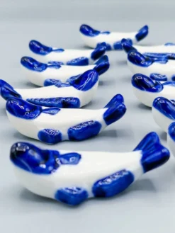 Lot de 11 porte couteaux poissons en porcelaine bleu blanc vintage