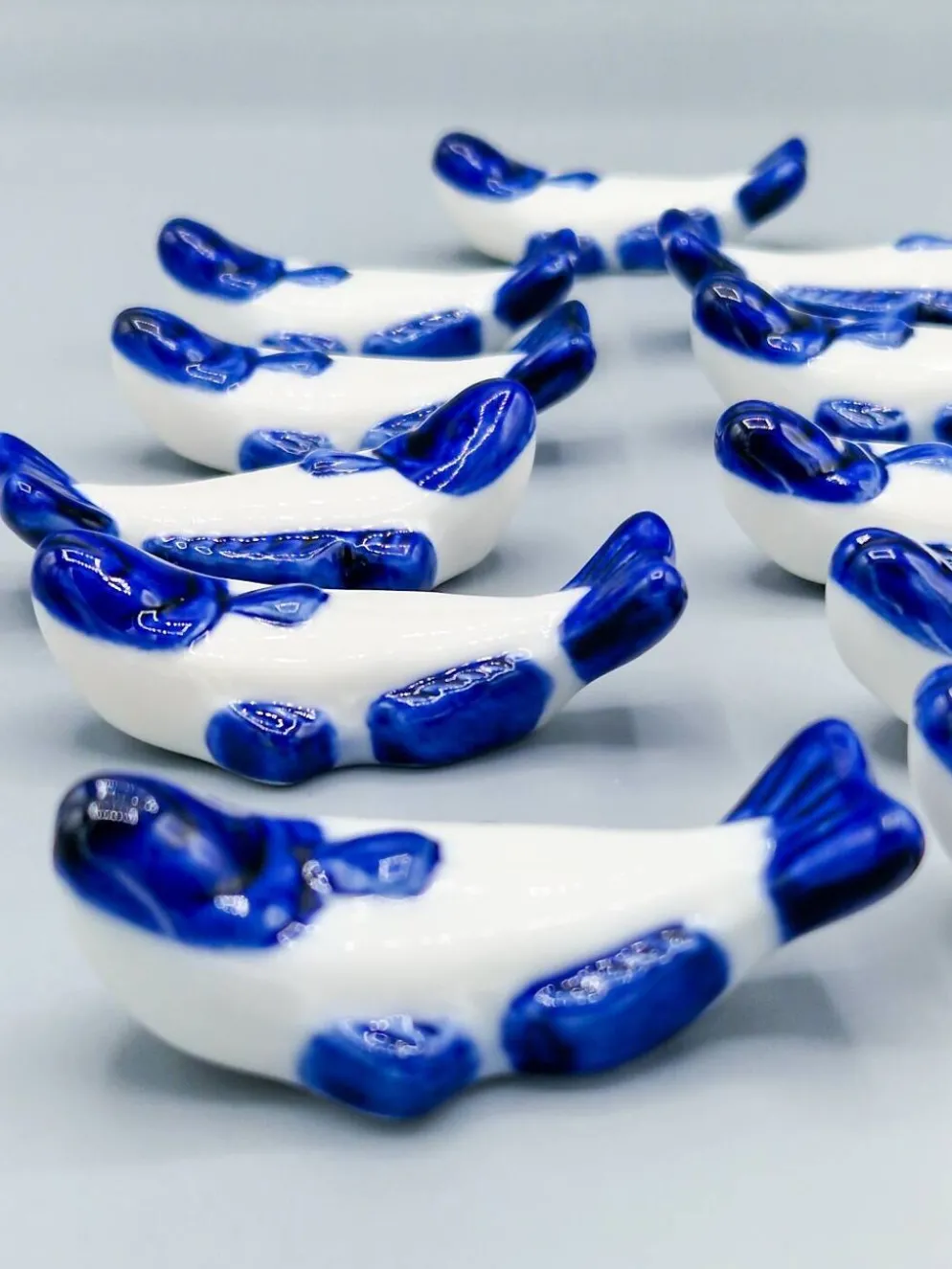 Lot de 11 porte couteaux poissons en porcelaine bleu blanc vintage