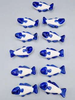 Lot de 11 porte couteaux poissons en porcelaine bleu blanc vintage