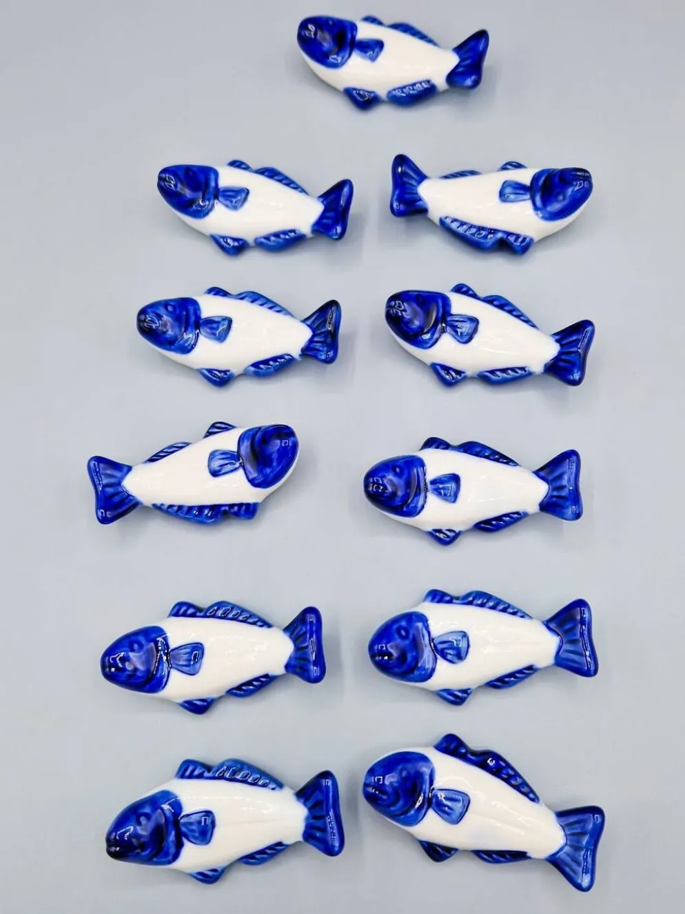 Lot de 11 porte couteaux poissons en porcelaine bleu blanc vintage