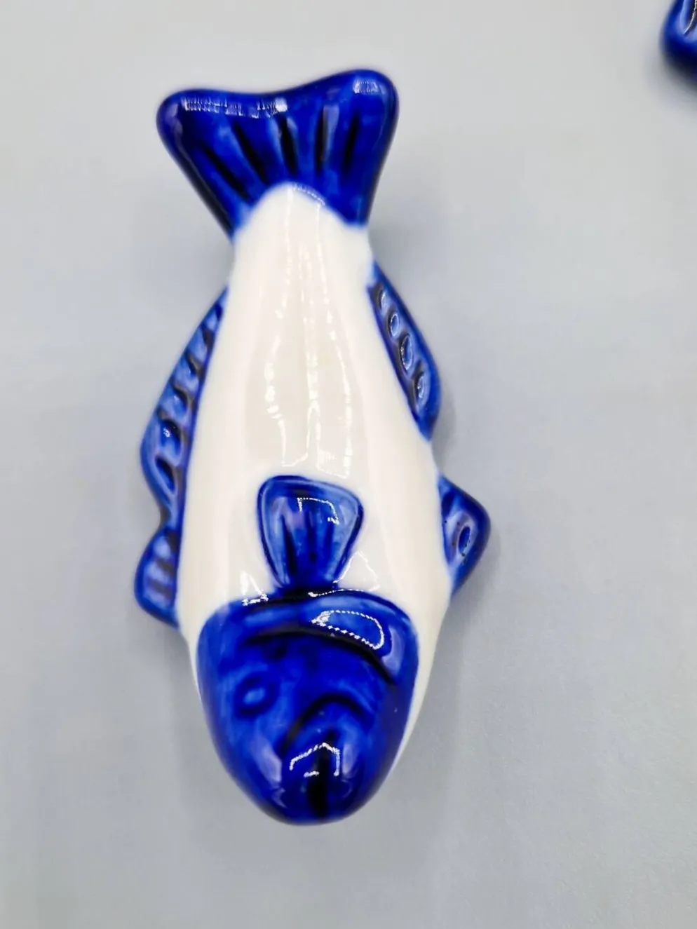 Lot de 11 porte couteaux poissons en porcelaine bleu blanc vintage