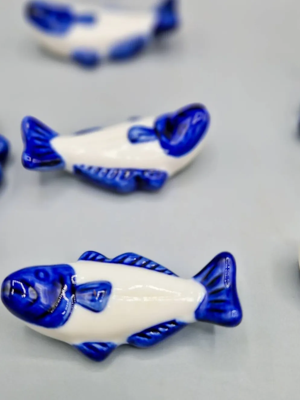 Lot de 11 porte couteaux poissons en porcelaine bleu blanc vintage