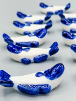 Lot de 11 porte couteaux poissons en porcelaine bleu blanc vintage