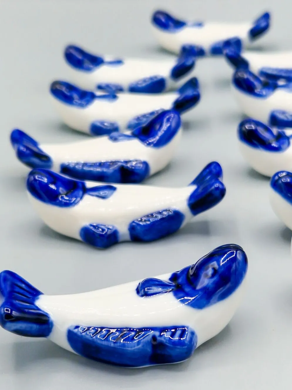 Lot de 11 porte couteaux poissons en porcelaine bleu blanc vintage