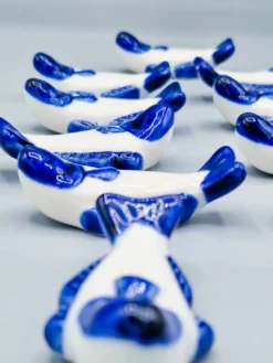Lot de 11 porte couteaux poissons en porcelaine bleu blanc vintage