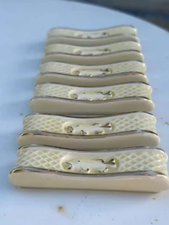 Lot de 6 porte-couteaux vintage en faïence – Décor poisson et treillis crèm