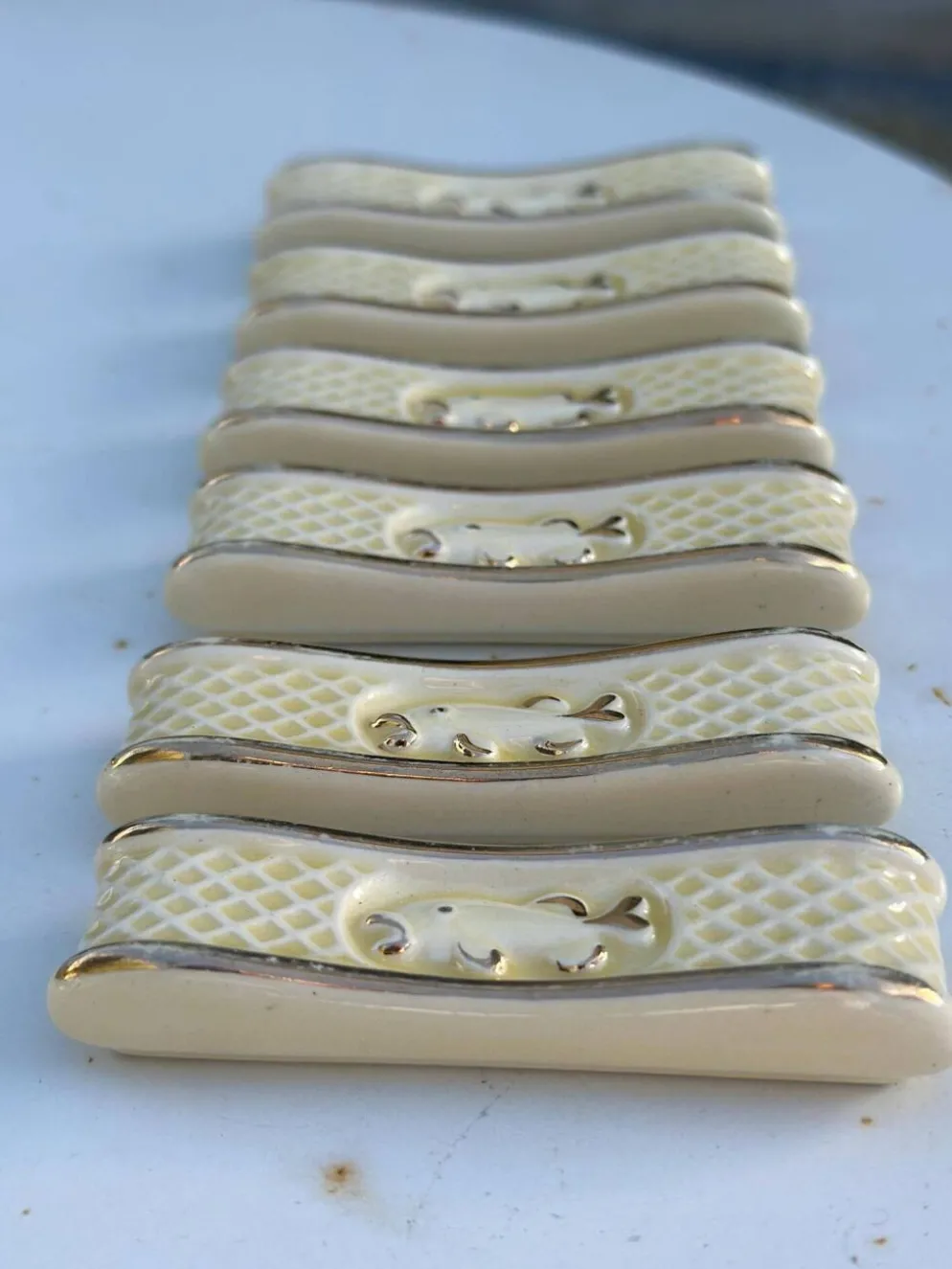 Lot de 6 porte-couteaux vintage en faïence – Décor poisson et treillis crèm