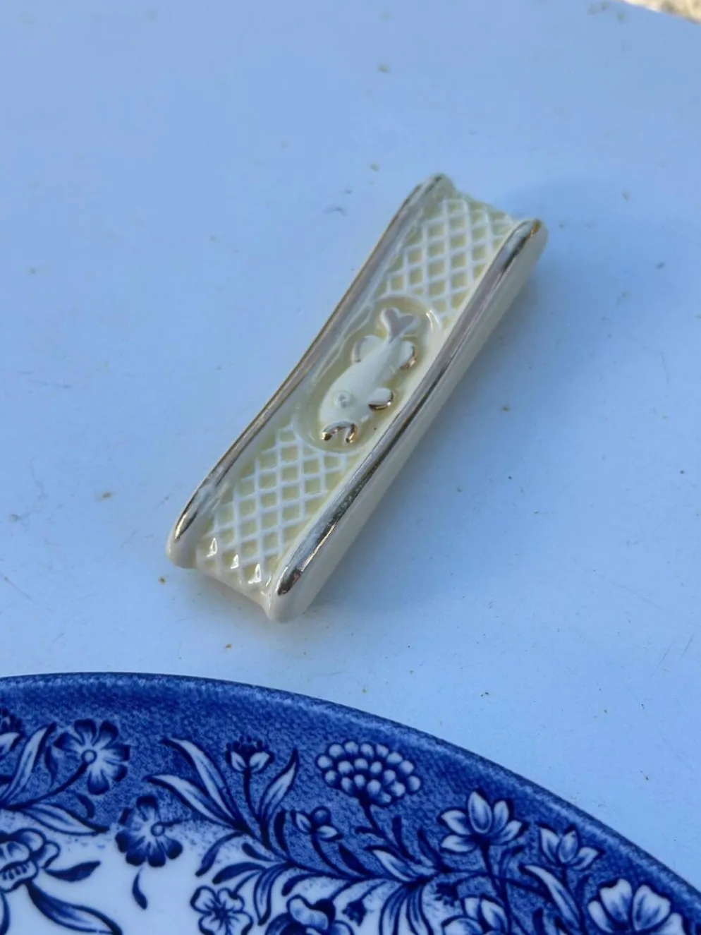 Lot de 6 porte-couteaux vintage en faïence – Décor poisson et treillis crèm