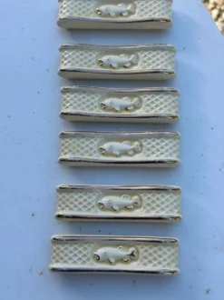 Lot de 6 porte-couteaux vintage en faïence – Décor poisson et treillis crèm