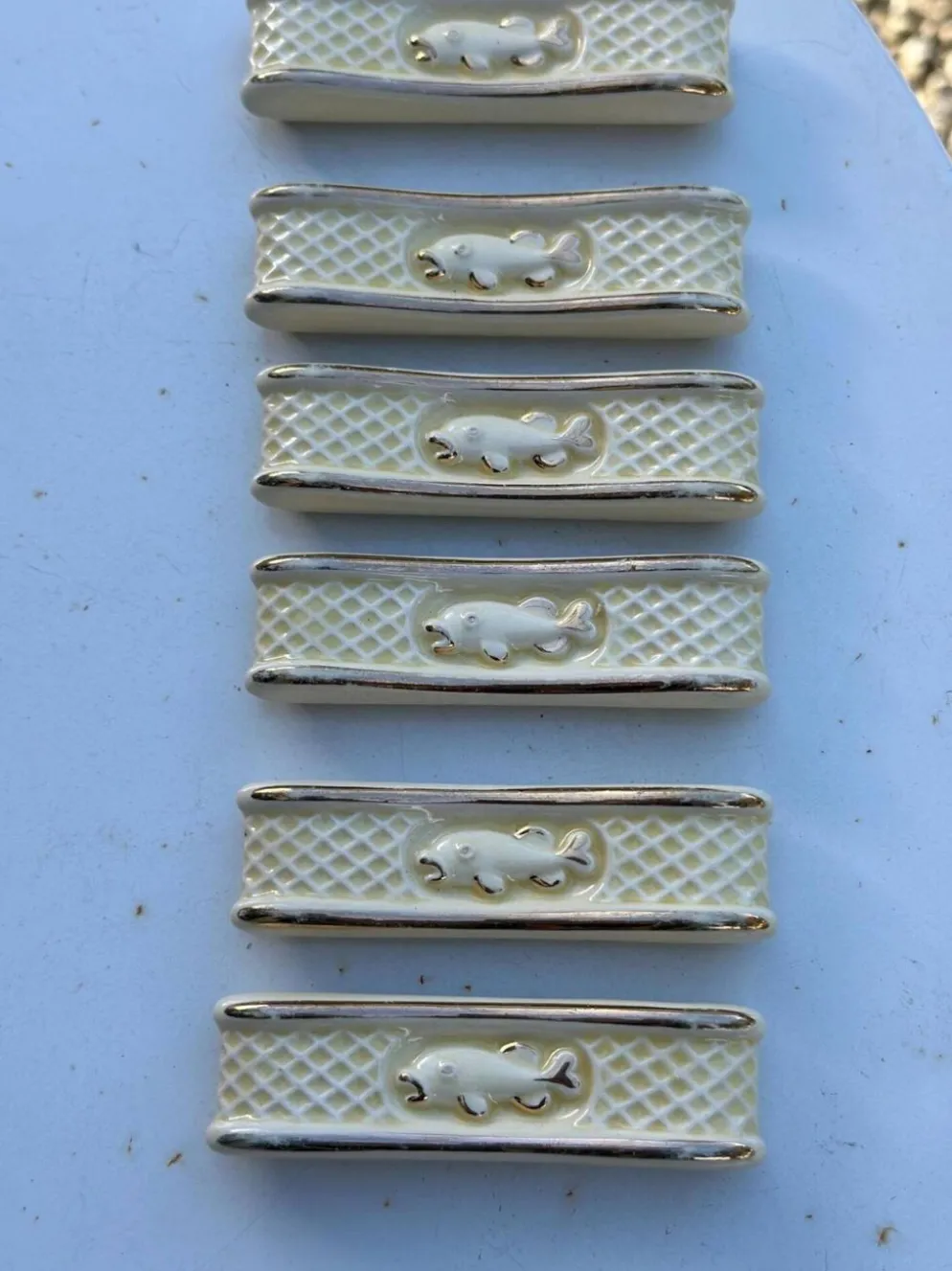 Lot de 6 porte-couteaux vintage en faïence – Décor poisson et treillis crèm
