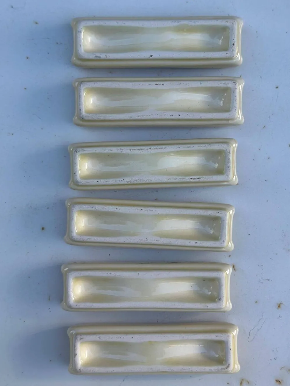 Lot de 6 porte-couteaux vintage en faïence – Décor poisson et treillis crèm