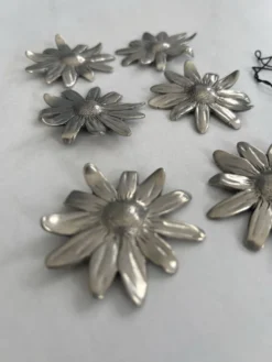 Lot de 6 porte-couteaux vintage en métal argenté • Fleurs marguerites