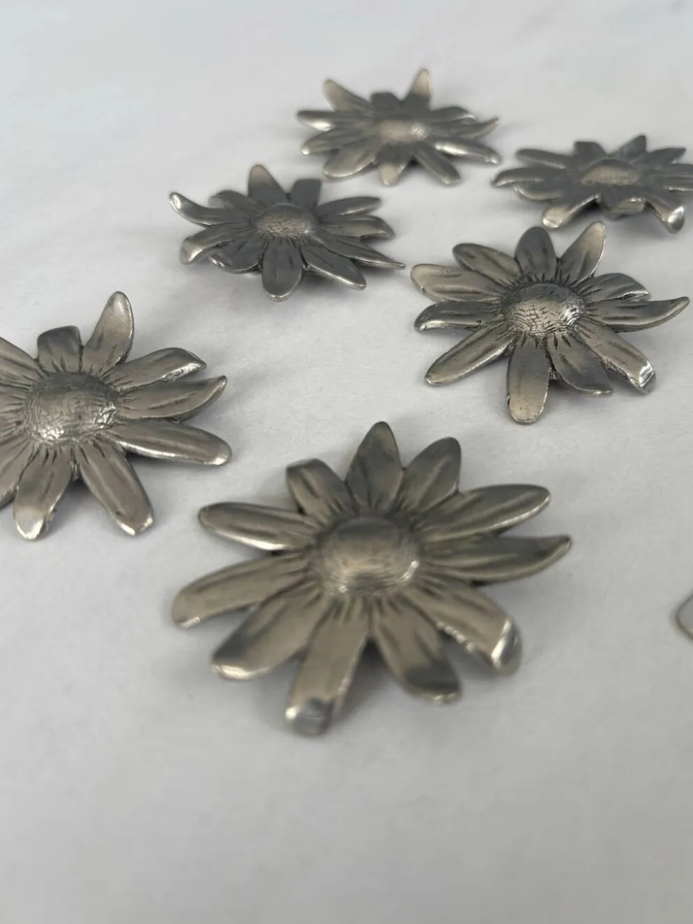 Lot de 6 porte-couteaux vintage en métal argenté • Fleurs marguerites