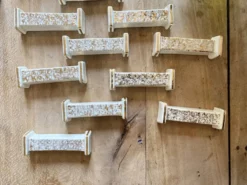 Lot de 10 porte-couteaux vintage art déco en céramique blanche et dorée
