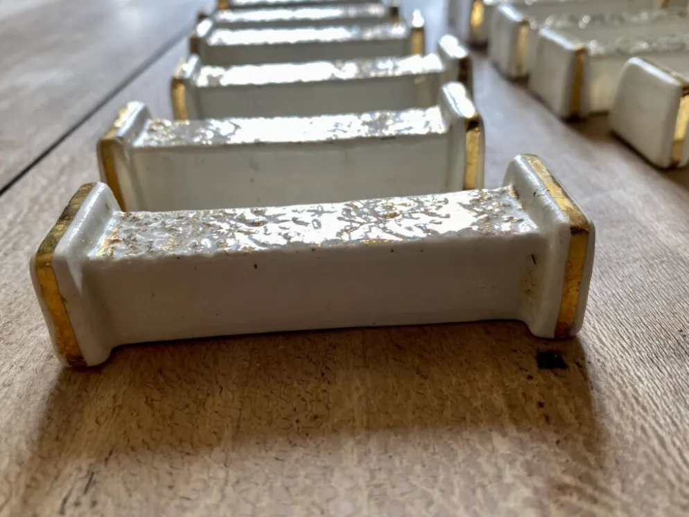 Lot de 10 porte-couteaux vintage art déco en céramique blanche et dorée