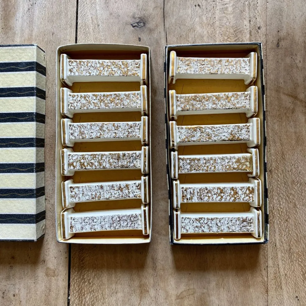 Lot de 10 porte-couteaux vintage art déco en céramique blanche et dorée