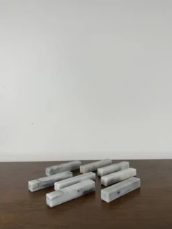 Lot de 8 portes-couteaux en marbre blanc