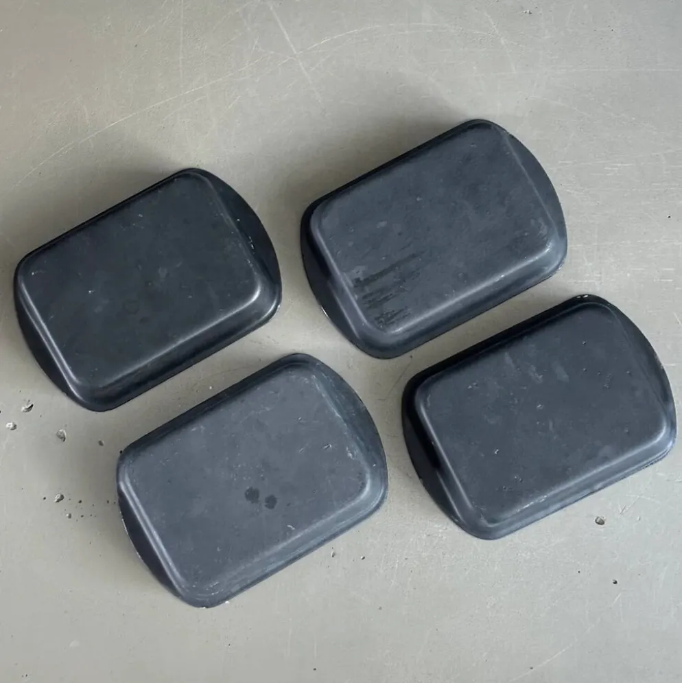 Lot de 4 raviers / plats en fonte émaillée