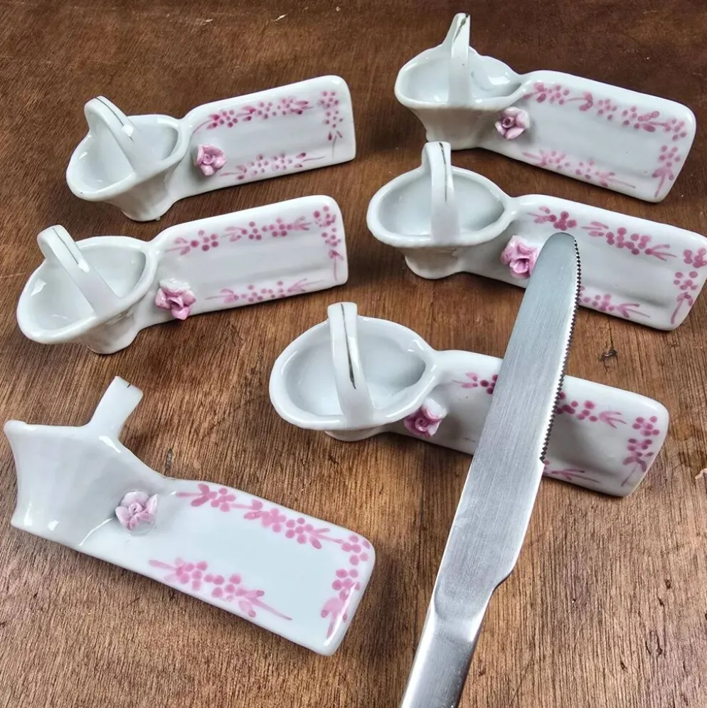 Lot de 6 repose-couteaux avec marque-nom vintage en porcelaine, forme panier