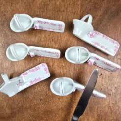 Lot de 6 repose-couteaux avec marque-nom vintage en porcelaine, forme panier