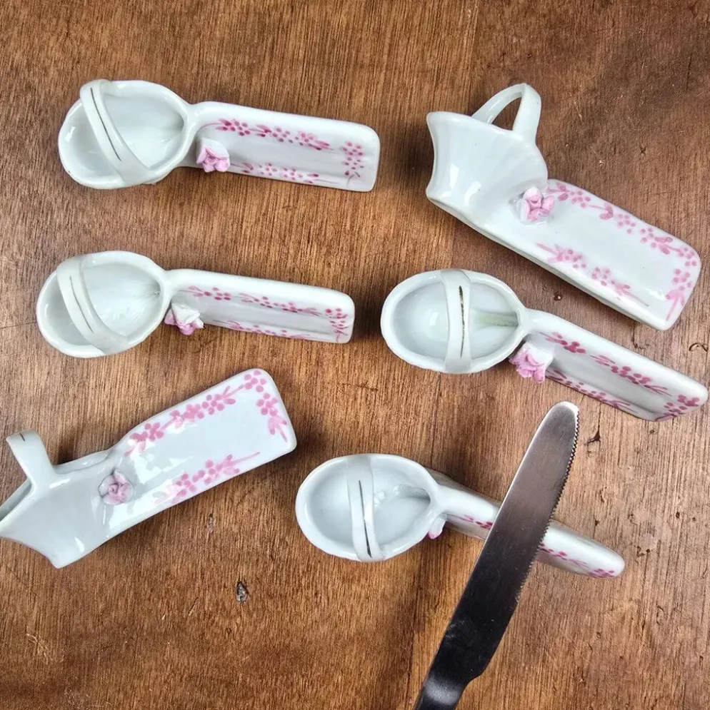 Lot de 6 repose-couteaux avec marque-nom vintage en porcelaine, forme panier