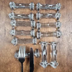 Lot de 12 repose-couteaux et fourchettes anciens en verre épais transparent