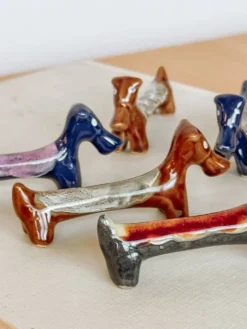 Lot de 6 repose-couteaux teckel en céramique émaillée