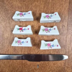 Lot de 6 repose-couteaux vintage, porcelaine blanche à fleurs