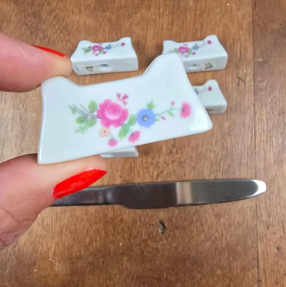 Lot de 6 repose-couteaux vintage, porcelaine blanche à fleurs