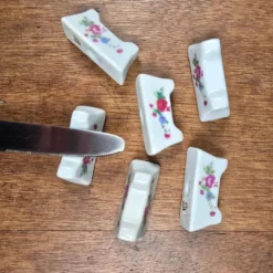 Lot de 6 repose-couteaux vintage, porcelaine blanche à fleurs
